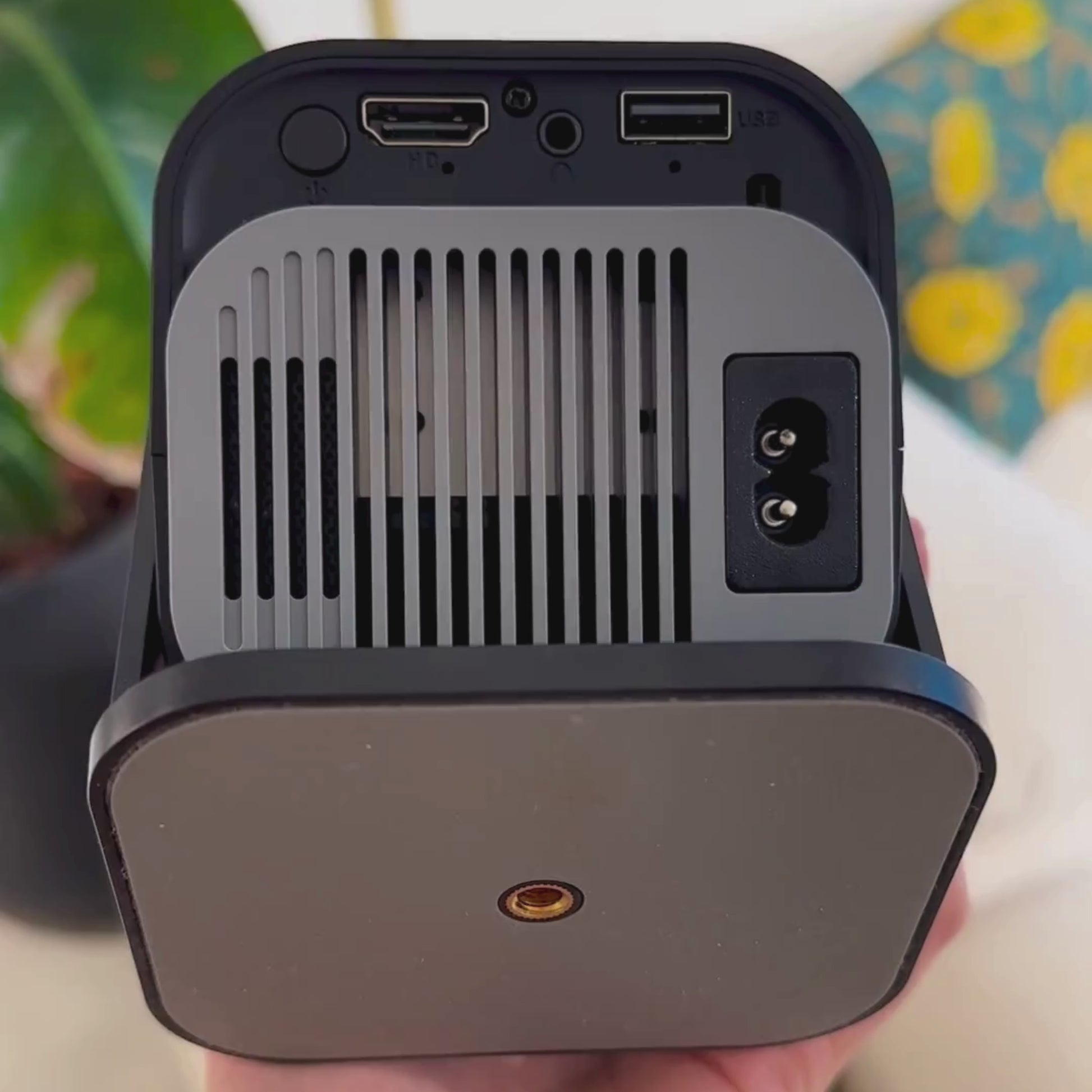 Vue à 360° du projecteur Pixilux avec présentation des ports connectiques et du design compact.